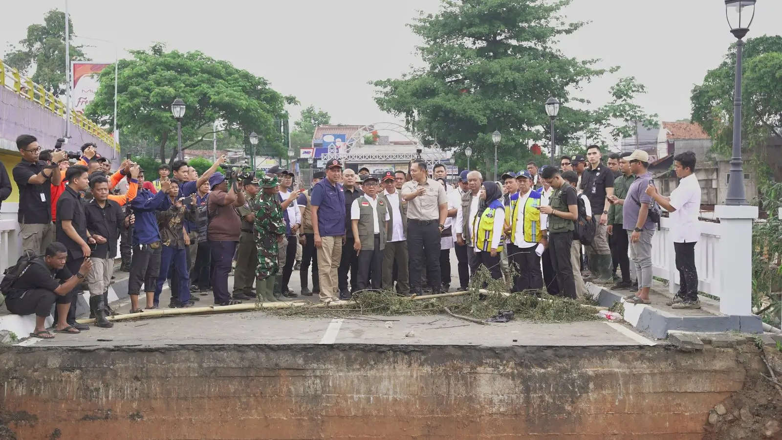 Kepala BNPB Dampingi Dua Menko Tinjau Penanganan Banjir Bekasi